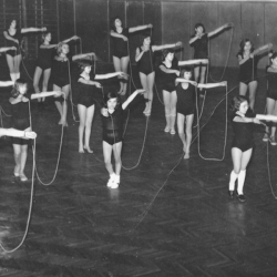 Dragana Aleksić podučava djevojčice osnovama s vijačom u dvorani u Škrlčevoj ulici