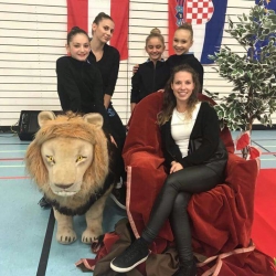 Trenerica Martina Prelog, Bianca Gajšak, Mia Gvozden, Nera Štrbac i Ema Bello